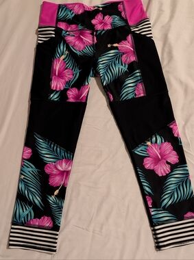 Body Glove High Waisted Tropical Hibiscus & Stripe Capri Leggings - Small